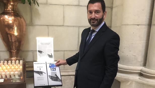 Santiago José Portas Alés, responsable de Instituciones Religiosas de Banco Sabadell, junto a uno de los atriles electrónicos para recogida de donativos