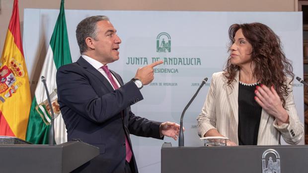 Elías Bendodo, a la izquierda, portavoz del Gobierno andaluz y Rocío Ruiz, consejera de Igualdad de la Junta