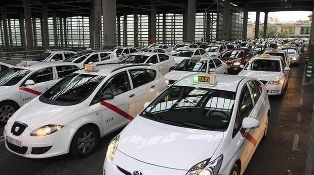 Cola en la parada de taxis de Atocha en Madrid