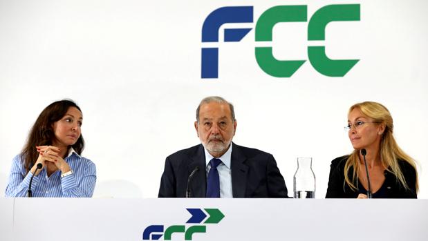 Carlos Slim, centro, es el máximo accionista del grupo constructor junto a la presidenta de la compañía, Esther Koplowitz (dcha) y Alicia Koplowitz (izda)