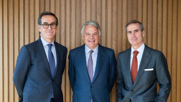 El CEO de Alantra WM, Alfonso Gil; el presidente de Mutua Madrileña, Ignacio Garralda, y el presidente de Alantra, Santiago Eguidazu