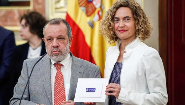El Defensor del Puieblo en funciones, Francisco Fernández Marugán,iz., hace entrega a la presidenta del Congreso, Meritxell Batet, el informe anual de su instiotución.