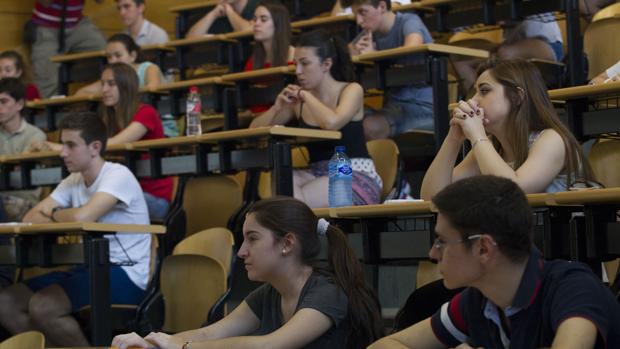 La mayor parte de las ofertas de empleo que exigen formación universitaria se concentra en la Comunidad de Madrid