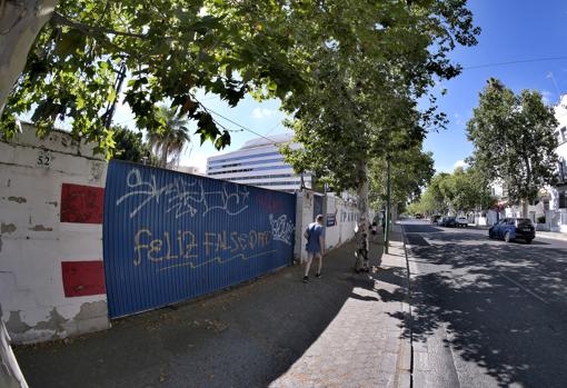 Puerta de acceso al parking en cuya parcela se construirá el nuevo hospital de Quirónsalud en Sevilla capital