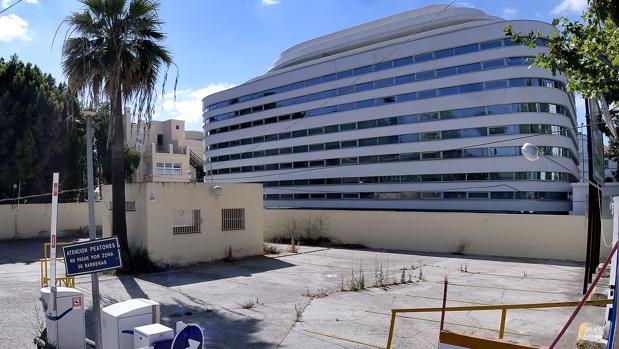 Parcela donde hasta hace poco funcionaba un parking en superficie en la cale Manuel Siurot y donde Quirónsalud construira un hospital. Linda el solar con el centro médico de especialidades Quirónsalud Manuel Siurot