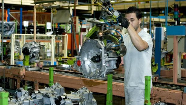 Un operario monta una caja de cambios en la factoría sevillana de Renault