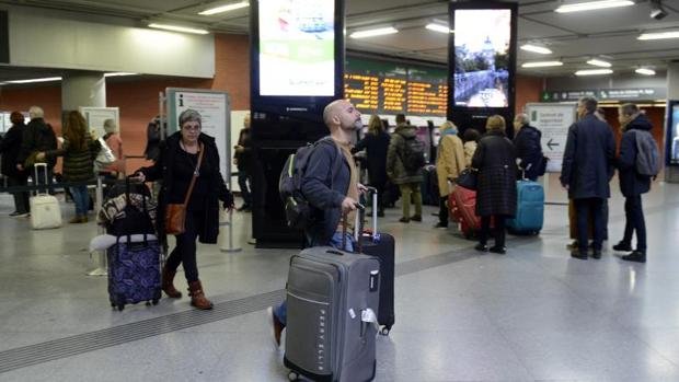 Pasajeros en Atocha durante una huelga convocada en Renfe el año pasado