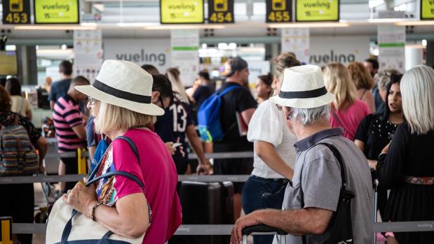 Pasajeros durante la huelga del personal de tierra de Iberia en el aeropuerto de El Prat