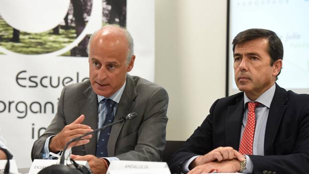 Francisco Velasco, director de la Escuela de Organización Industrial (EOI) en Andalucía (izquierda) y Juan Román, gerente del clúster empresarial Andalucía Aerospace