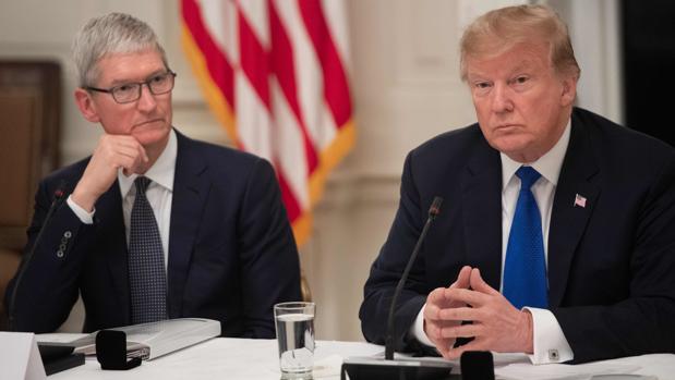 El CEO de Apple, Tim Cook, junto al presidente de EE.UU., Donald Trump, en la Casa Blanca