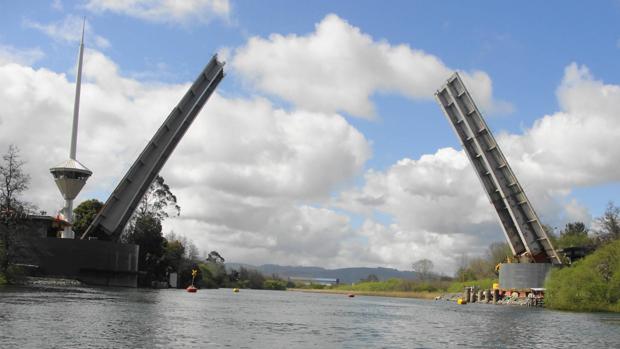El puente levadizo se eleva sobre el río Cau Cau, al Sur de Chile