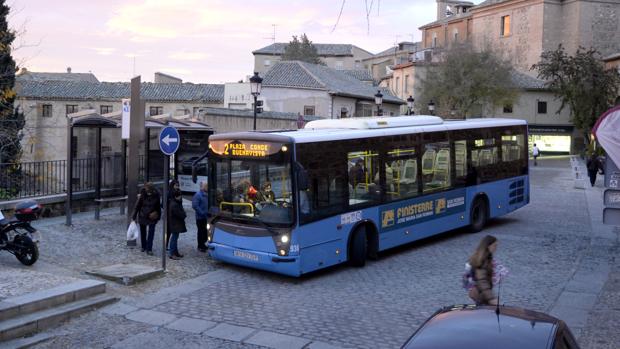 Usuarios de transporte urbano en una imagen de archivo
