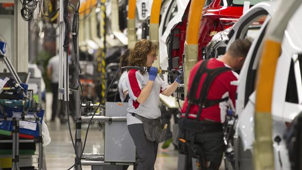 Varios operarios trabajan en la fábrica de Seat en Martorell, Barcelona