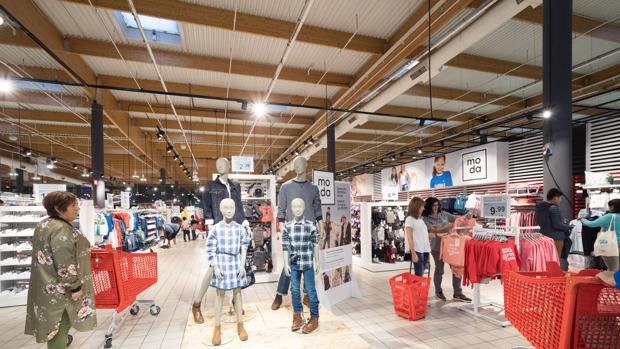 Sección de moda dentro de un hipermercado Eroski