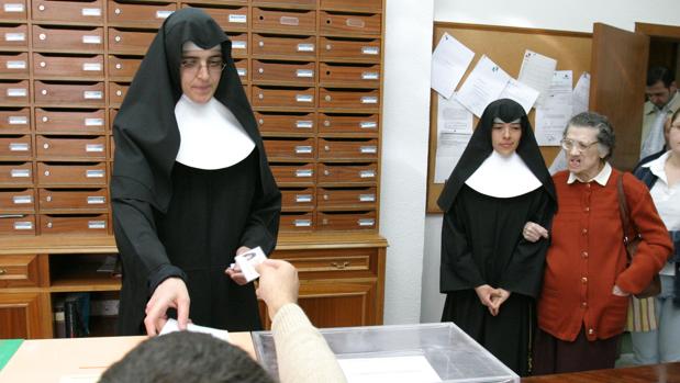 Monjas votando en un colegio electoral