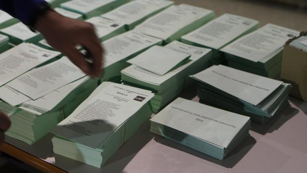 Antes de coger la papeleta, hay que asegurarse de llevar una identificación personal
