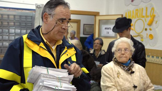 Un funcionario de Correos entrega los votos en una cita electoral andaluza