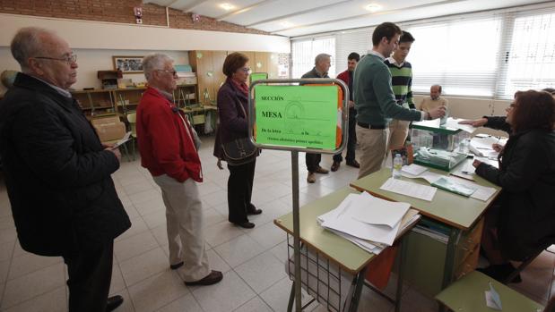 Un colegio electoral cordobés en las elecciones de Andalucía de 2015