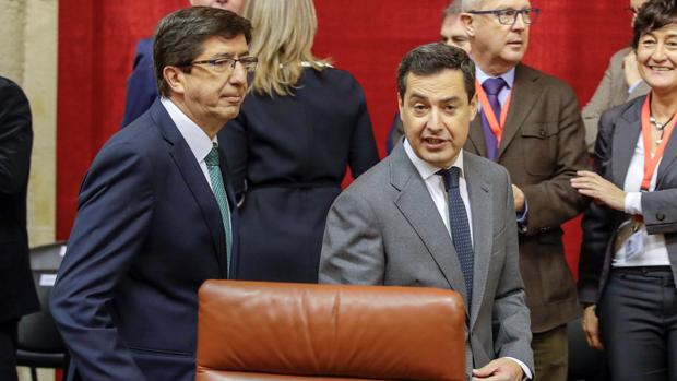 Los líderes de Ciudadanos, Juan Marín y del PP-A, Juanma Moreno, a su llegada al Parlamento de Andalucía este jueves