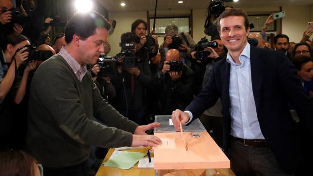 El candidato del PP a la presidencia del Gobierno, Pablo Casado, ejerce su derecho al voto