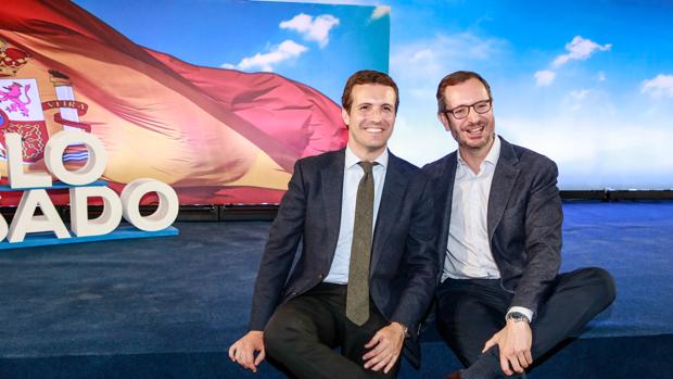Pablo Casado y Javier Maroto, que se ha quedado fuera del Congreso, en un mitin en Ávila