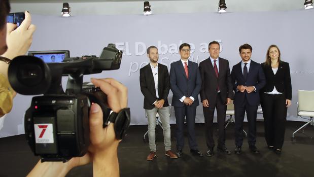 Las cinco candidatos antes del inicio del debate que ha organizado ABC de Sevilla