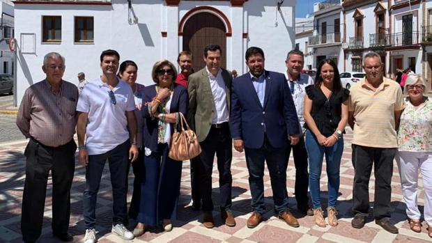 El alcalde de Lora del Río, Antonio Enamorado (PP), junto con el presidente de la Junta, Juanma Moreno