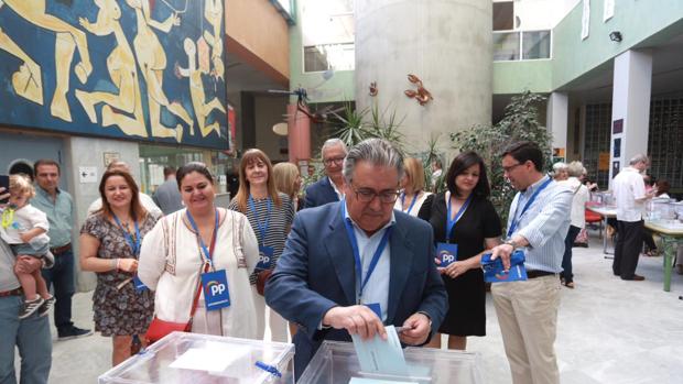 Juan Ignacio Zoido vota en su colegio electoral en Sevilla