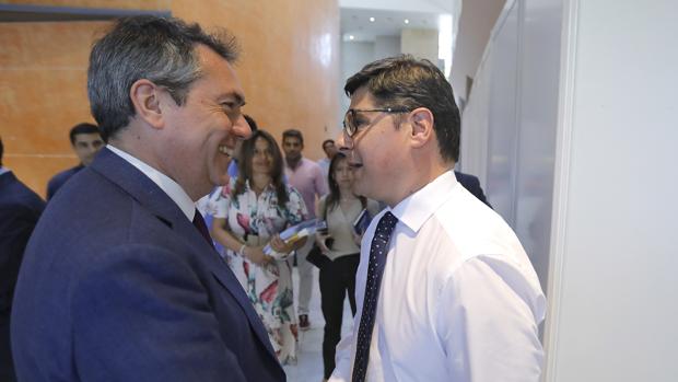 Espadas y Pimentel charlan antes de un debate electoral