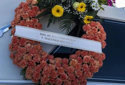 Corona de flores en memoria del niño de diez años asesinado por su hermano, de sus compañeros del colegio y profesores