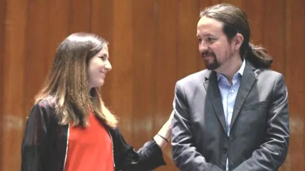 La líder de Podemos y ministra, Ione Belarra, junto al ex secretario general del partido, Pablo Iglesias