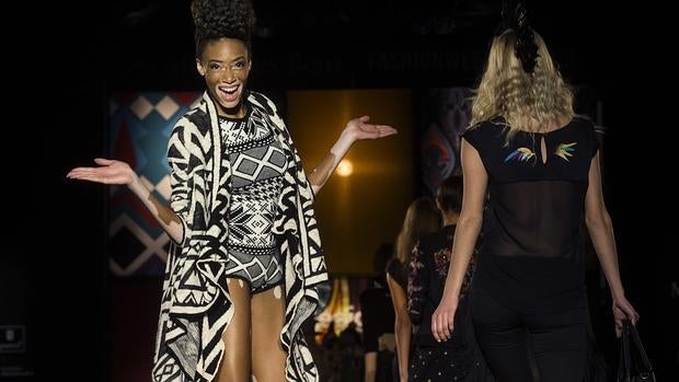Winnie Harlow , modelo canadiense, desfila para Desigual