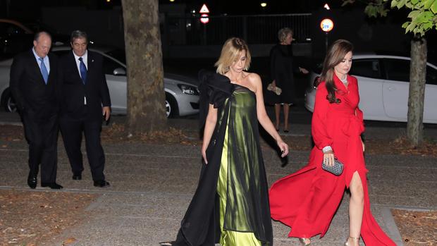 María Porto con una amiga a su llegada a la fiesta de los Aznar; tras ella, Álvarez Cascos y otro invitado
