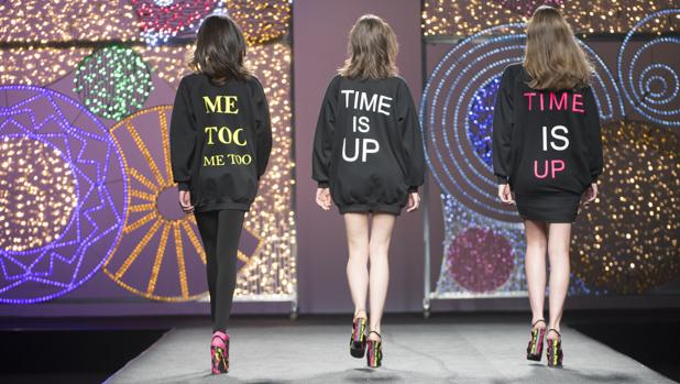 Juana Martin abrió su desfile con tres modelos que lucían los mensajes de «Me Too» y «Time’s Up»