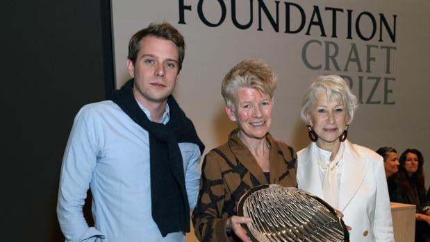 La artista Jennifer Lee junto al director creativo de Loewe, Jonathan Anderson, y la actriz Helen Mirren