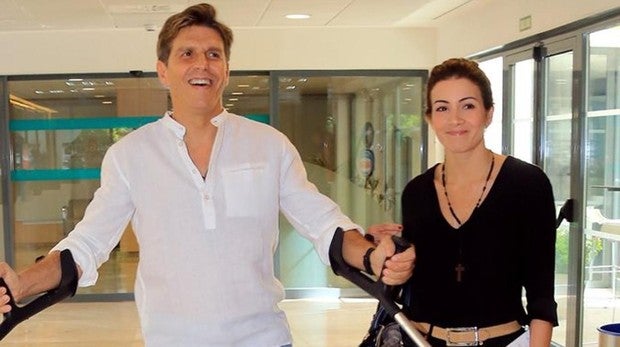 El Cordobés y Virginia Troconis a la salida del hospital