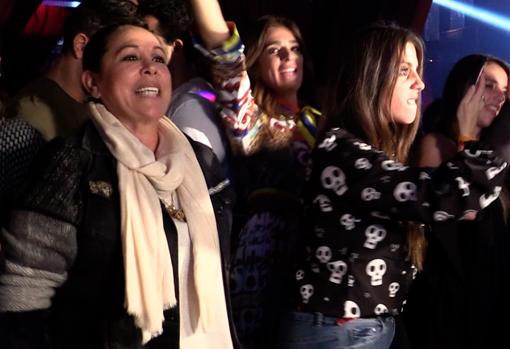 Isabel Pantoja disfruta del concierto de su hijo