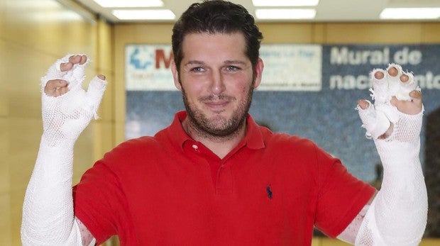 Manu Tenorio, a su salida del hospital