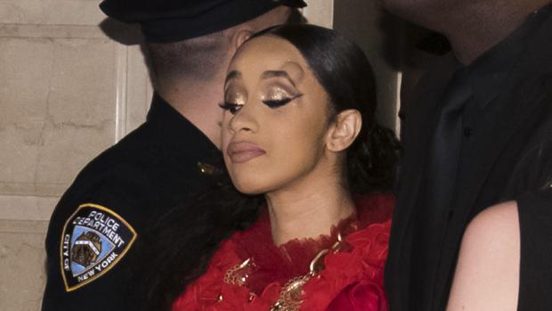 Cardi B, con la cara hinchada tras recibir un golpe