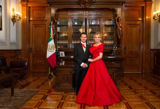 El presidente mexicano y su esposa, con el criticado vestido