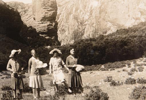 En la finca de Guara. Pilar, duquesa de Villahermosa, y Carmen, duquesa de Granada de Ega, con sus primas, Lolita, condesa de Almodóvar, y Cristina, marquesa la Villa de Orellana