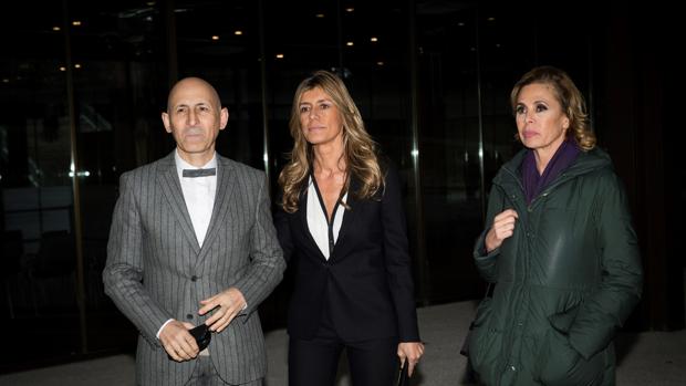 Begoña Gómez junto a Modesto Lomba y Agatha Ruiz de la Prada a su llegada a la capilla ardiente