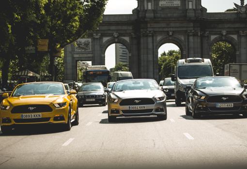 Flota de Ford Mustang frente a la madrileña Puerta de Alcalá