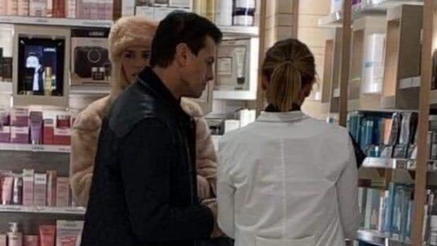 Enrique Peña Nieto y la modelo Tania Ruiz Eichelmann en una farmacia de Madrid