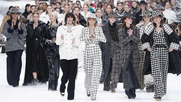 Una emocionada Cara Delevingne (centro) lideró el carrusel final de modelos