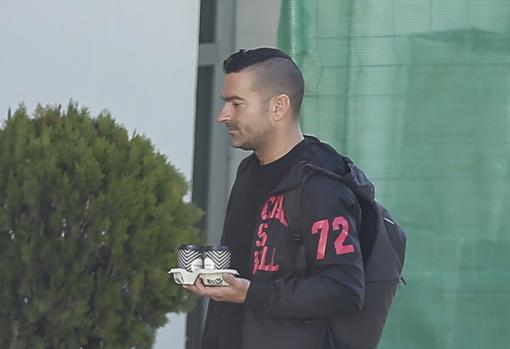 Paco, expareja de Jorge Javier, esta semana, llegando a la clínica donde el presentador estaba ingresado