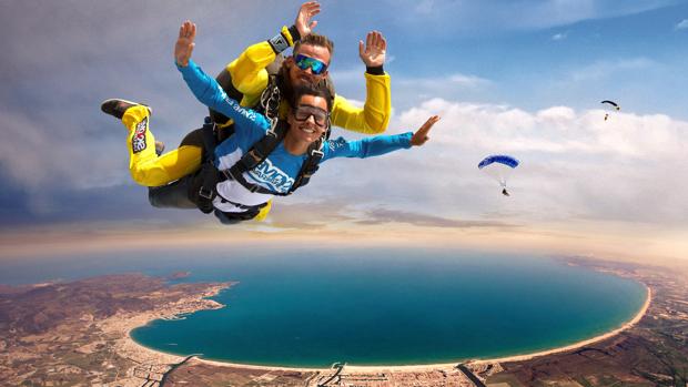 Salto en tándem sobre la bahía de Rosas