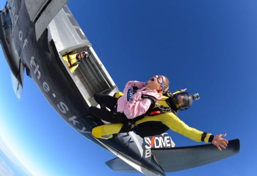 Salto a 4.000 metros desde el avión de Skydive Empuriabrava