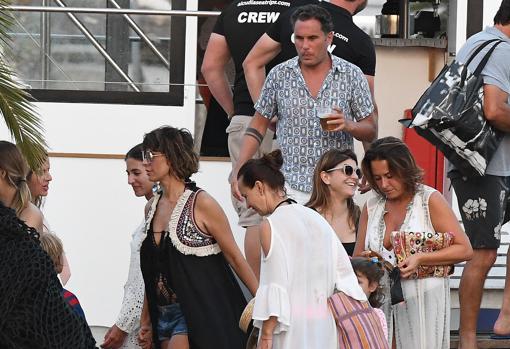 Raquel Perera en Palma de Mallorca y atrás el amigo con el que se la vio disfrutar de la noche mallorquina