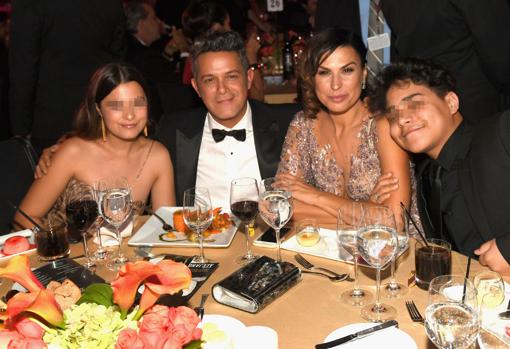 Alejandro Sanz junto a sus hijos mayores (Manuela y Alexander) y su mujer, Raquel Perera, durante un homenaje que recibió el cantante en 2017